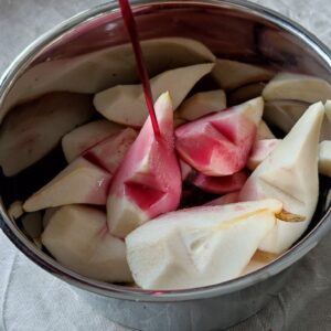 Adding Glühwein to the pears