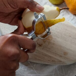 Peeling the pear with a peeler