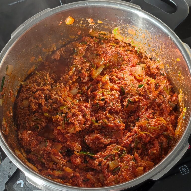 Mixed minced meat with the rest evenly in the pot