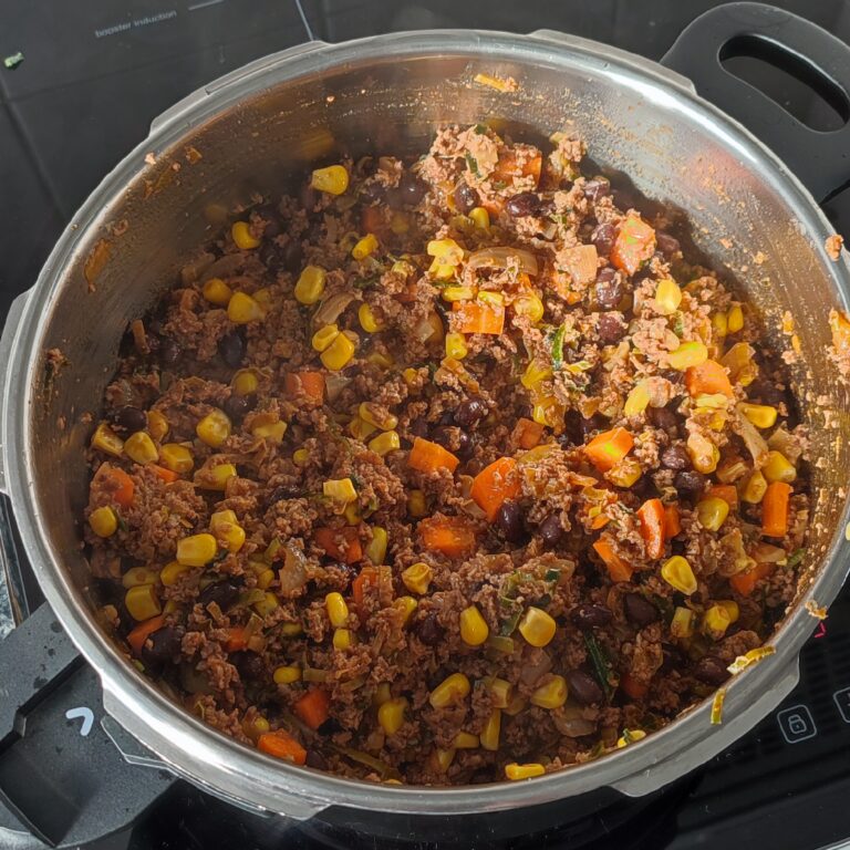 Mix the minced meat mixture with the diced carrots, washed canned red beans and corn evenly in the pot