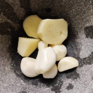 Ginger and garlic in a mortar